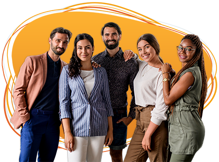 Equipo de Loggro trabajando en colaboración y sonriendo